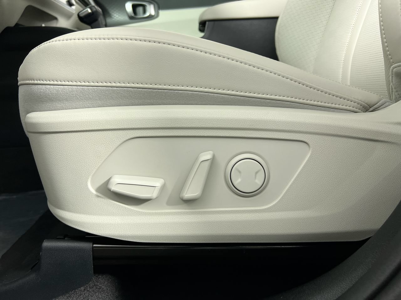 New 2026 Kia Sorento EX w/ EX Premium Package FWD image 13