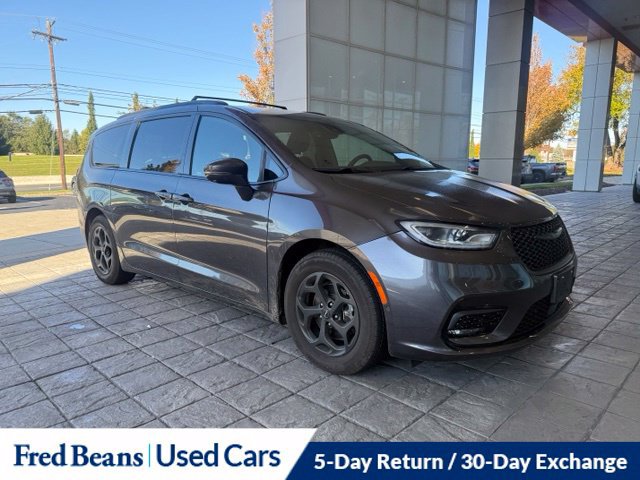 Used 2022 Chrysler Pacifica Touring-L w/ Uconnect Theater Family Group FWD image 2