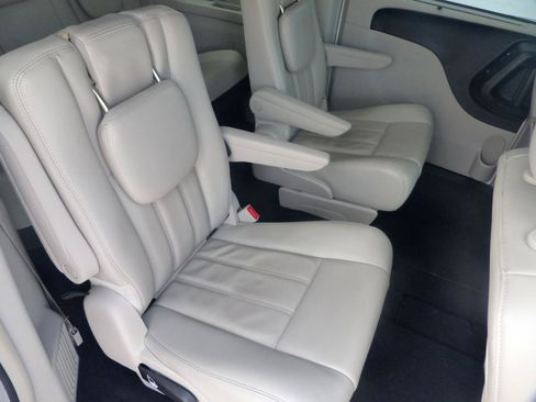 Used 2012 Chrysler Town & Country Touring-L w/ Driver Convenience Group FWD image 15
