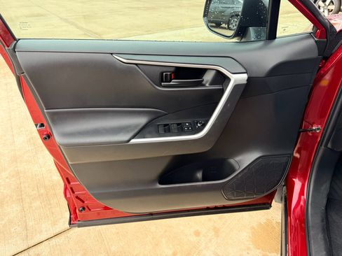 Used 2022 Toyota RAV4 LE FWD image 9
