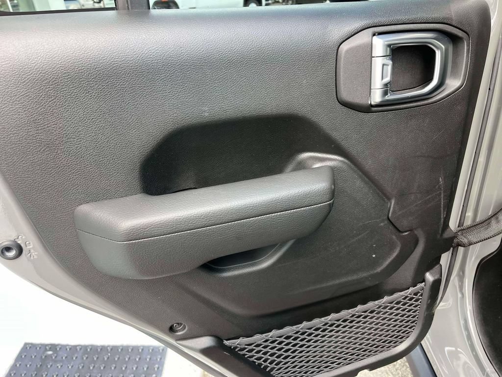 Used 2022 Jeep Gladiator Sport AWD/4WD image 16