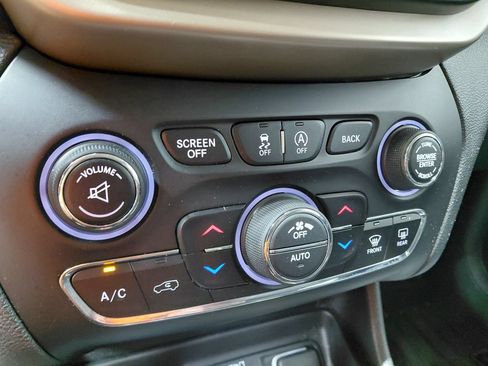 Certified 2016 Jeep Cherokee Limited w/ Luxury Group AWD/4WD image 37