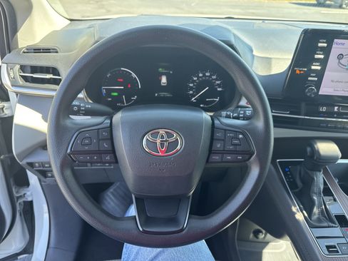 Used 2024 Toyota Sienna LE image 16