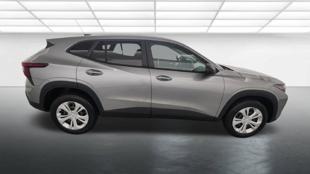 Used 2024 Chevrolet Trax LS w/ Driver Confidence Package FWD image 8