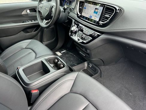 New 2026 Chrysler Pacifica Select image 16