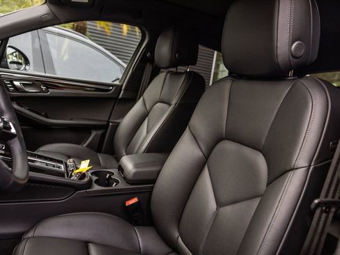 Certified 2025 Porsche Macan image 5