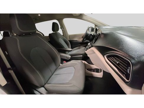 Used 2020 Chrysler Voyager LX image 16
