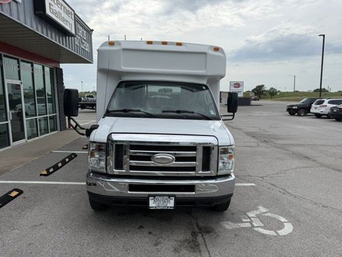 Used 2015 Ford E-350 and Econoline 350 Super Duty RWD image 9