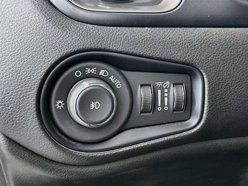 Used 2023 Jeep Renegade Latitude AWD/4WD image 10