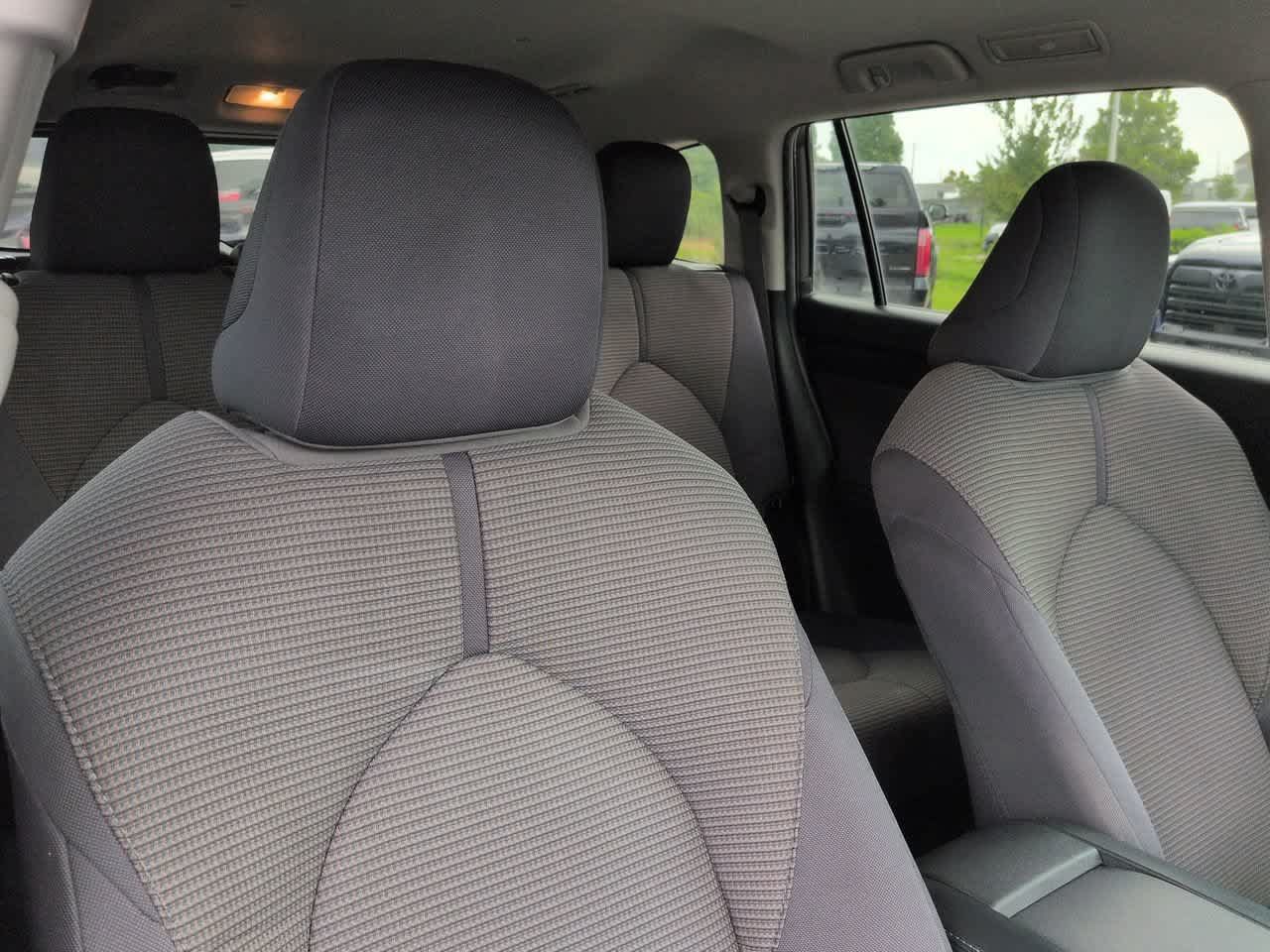 Used 2023 Toyota Highlander LE FWD image 7