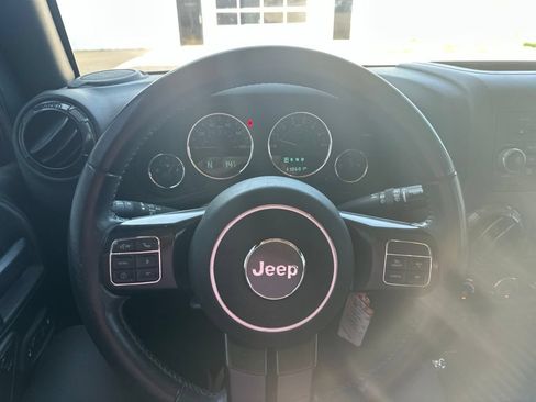 Used 2017 Jeep Wrangler Unlimited Sahara AWD/4WD image 8
