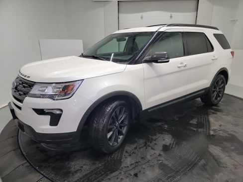 Used 2018 Ford Explorer XLT w/ Equipment Group 202A image 3