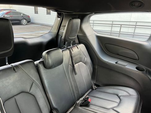Used 2025 Chrysler Pacifica Select image 52