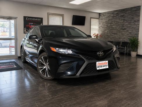 Used 2018 Toyota Camry SE FWD image 2