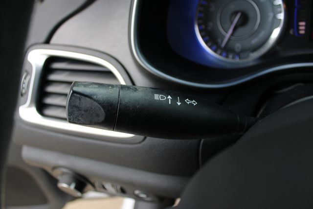 Used 2015 Chrysler 200 Limited FWD image 3
