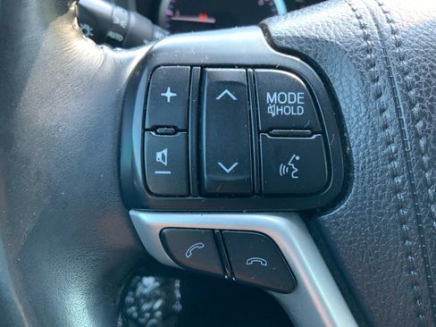 Used 2017 Toyota Highlander Plus FWD image 28