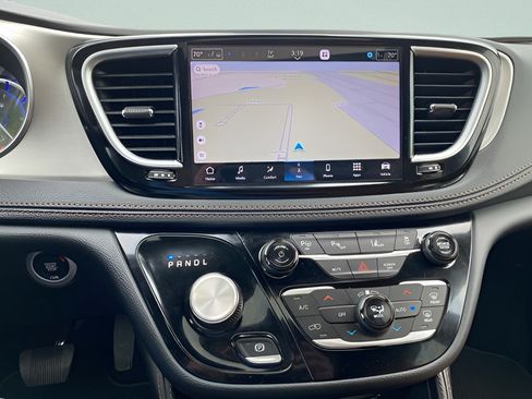 Used 2025 Chrysler Pacifica Pinnacle FWD image 17