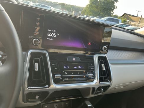 Certified 2023 Kia Sorento SX Prestige w/ Panoramic Sunroof Package AWD/4WD image 21