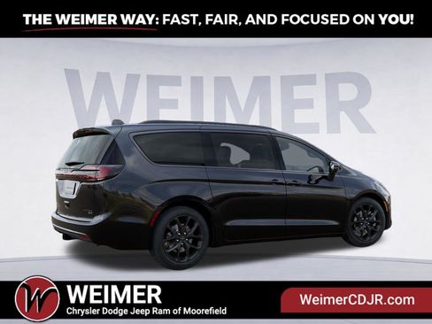 New 2027 Chrysler Pacifica Limited w/ Trailer Tow Group AWD/4WD image 4