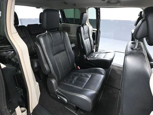 Used 2013 Chrysler Town & Country Touring image 37
