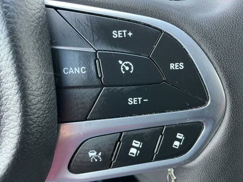 Used 2024 Chrysler Pacifica Touring-L image 10