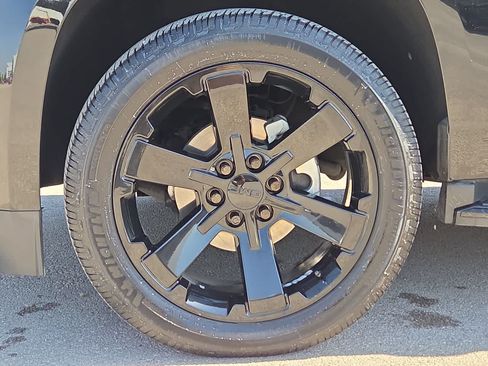 Used 2019 GMC Yukon SLT w/ Graphite Performance Edition RWD image 12