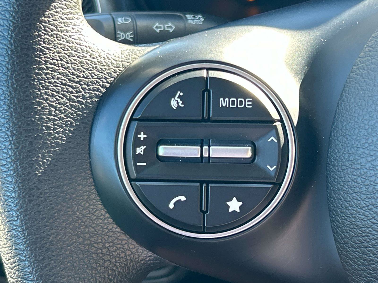 Used 2025 Kia Soul LX w/ LX Technology Package FWD image 25