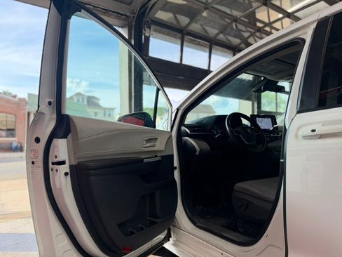 Used 2021 Toyota Sienna LE FWD image 27