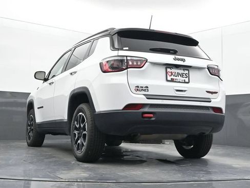 Used 2025 Jeep Compass Trailhawk AWD/4WD image 49