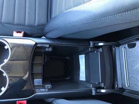 Used 2018 Ford Edge SE image 32