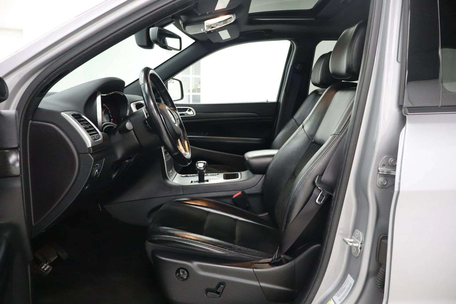 Used 2015 Jeep Grand Cherokee Altitude AWD/4WD image 14