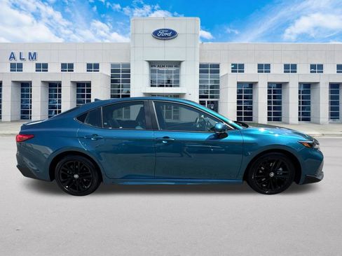 Used 2025 Toyota Camry SE image 4