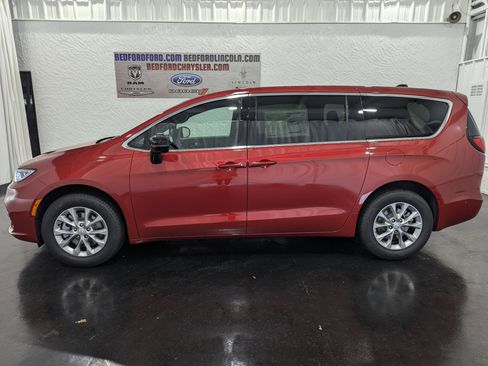 New 2025 Chrysler Pacifica Select image 2
