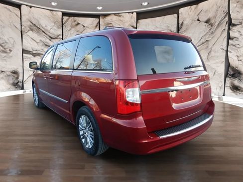 Used 2013 Chrysler Town & Country Touring-L image 8