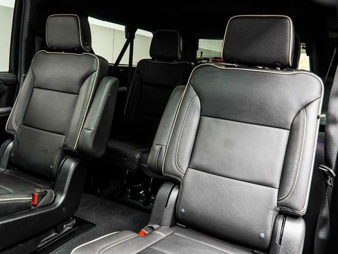 Used 2024 GMC Yukon XL SLT w/ SLT Premium Package image 41