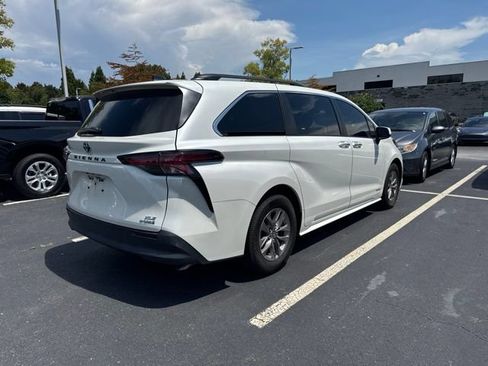 Used 2021 Toyota Sienna XLE FWD image 5