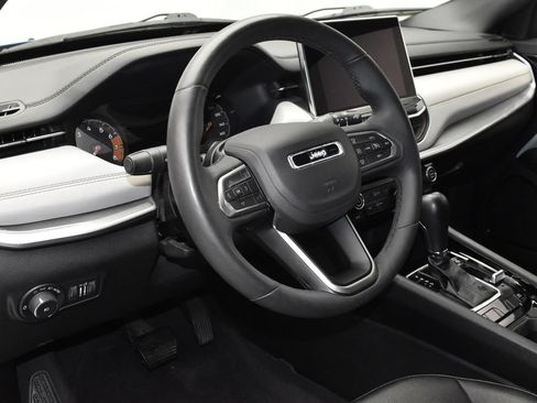 Used 2025 Jeep Compass Limited AWD/4WD image 16