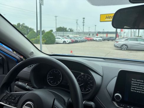 Used 2025 Nissan Sentra SV FWD image 32