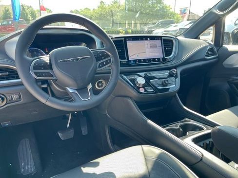 Used 2026 Chrysler Pacifica Limited FWD image 12
