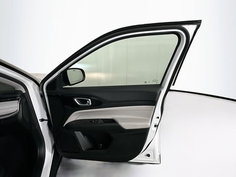 Used 2022 Jeep Compass Limited image 29