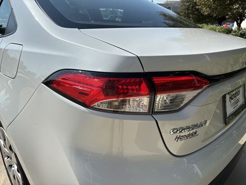 Used 2025 Toyota Corolla LE FWD image 12