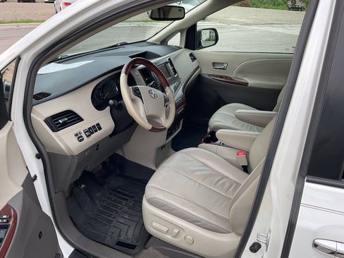Used 2011 Toyota Sienna Limited w/ Premium Pkg AWD/4WD image 14