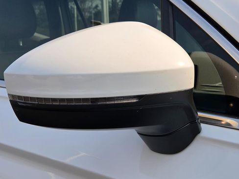 Used 2021 Volkswagen Tiguan SE w/ Panoramic Sunroof Package image 11