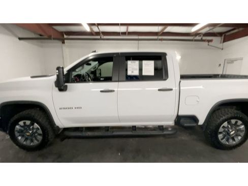 Used 2023 Chevrolet Silverado 2500 Custom w/ Custom Value Package image 5