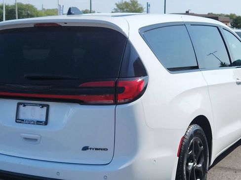Used 2024 Chrysler Pacifica Limited FWD image 8
