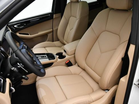 Certified 2026 Porsche Macan AWD/4WD image 41