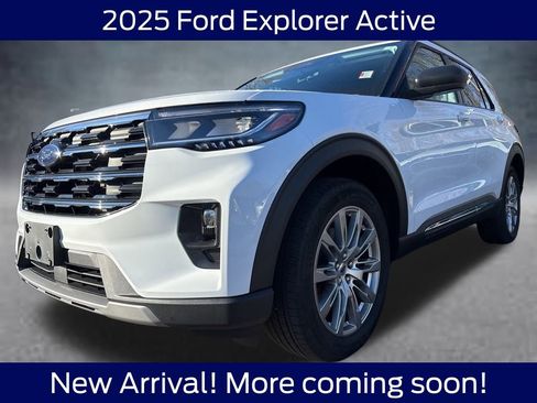 Used 2025 Ford Explorer Active w/ Active Comfort Package image 2