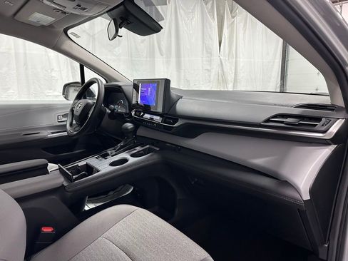 Used 2025 Toyota Sienna LE image 63