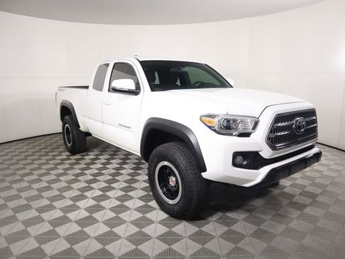 Used 2017 Toyota Tacoma TRD Off-Road image 3