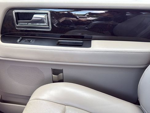 Used 2017 Lincoln Navigator Select RWD image 17